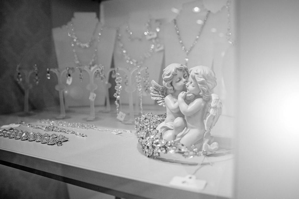 Aneta Mielicka Salon Sukien Ślubnych - figurki aniołków obok biżuterii
